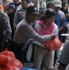 Polsek Sawahan Bagi-bagi Sembako Peringati Imlek