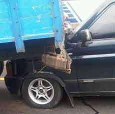 Lalin Padat, Panther Seruduk Truk di Km 13.500