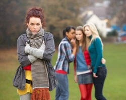 Dikhianati Teman, Wanita Lebih Emosi Daripada Pria