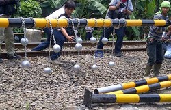 PT KAI Klaim Atapers Bersih, Bola Beton Tetap Dipasang