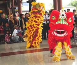 Barongsai Hibur Calon Penumpang di Bandara Soekarno-Hatta