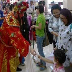 Dewa Rejeki dan Raja Langit Bagi-bagi Angpao di Mal
