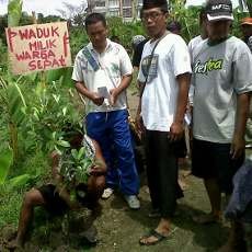 Pertahankan Waduk Sepat, Warga Tanam Pohon dan Tumpengan