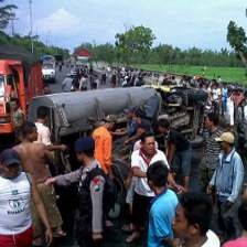 Tabrakan Truk vs Panther Akibatkan Kemacetan Panjang