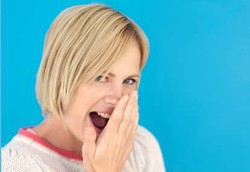 5 Tindakan yang Membantu Kurangi Bau Mulut