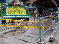 Beri Simpati, Warga Letakkan Karangan Bunga di Lokasi Tabrakan Xenia