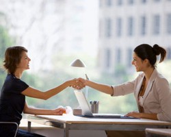 Tips Memperkenalkan Diri Saat Wawancara Kerja