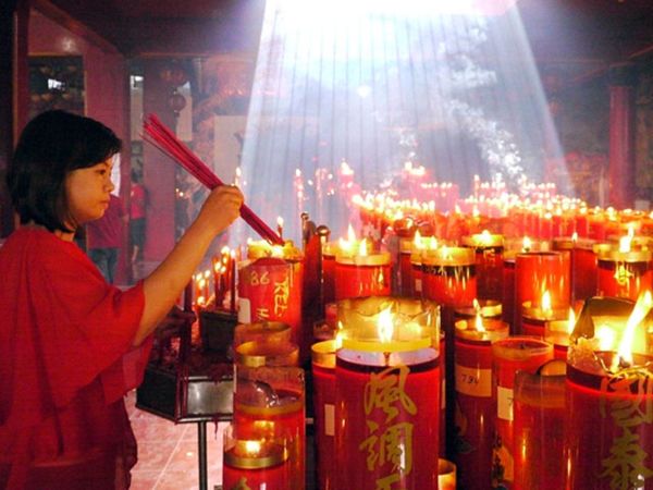 Warga Bekasi Padati Klenteng Sambut Imlek