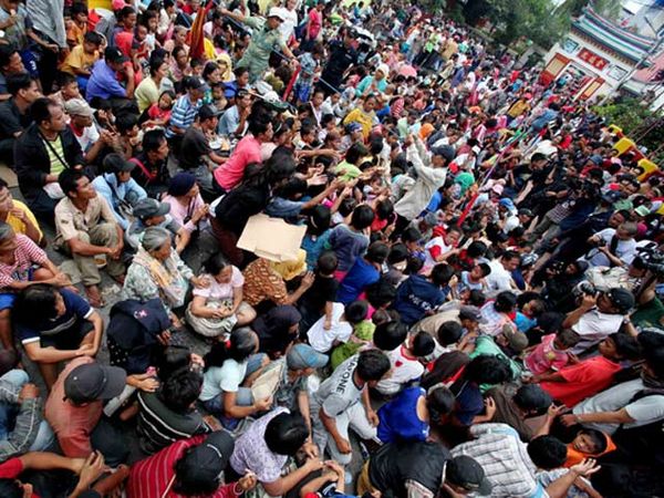 Lautan Pengemis Mengantri Angpao