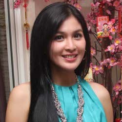 Belum Menikah, Sandra Dewi Siasati Bagi-bagi Angpao