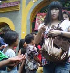 Rayakan Imlek, Klenteng Cokro Diserbu Pengemis