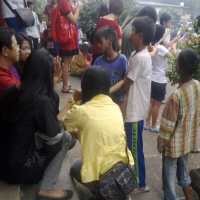 Puluhan Pengemis Riuh Berebut Receh di Vihara