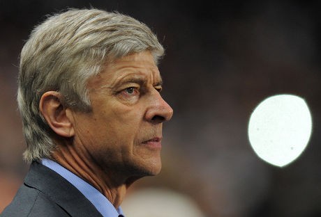 Wenger Enggan Beli Full-Back Baru