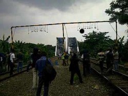 Sukses Halau Atapers, Bola Beton Dipasang di Cikarang