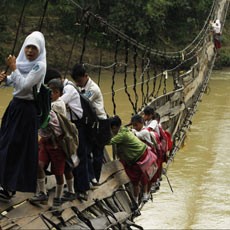 Jembatan Indiana Jones Ditutup, Anak SD Kini Naik Perahu