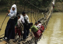 Menteri PDT Serahkan Rp 7,2 M untuk Jembatan Indiana Jones