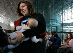 Waduh! Di Selandia Baru Ibu-ibu Nekat Menyusui Bayi Sambil Menyetir