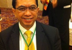 dr Andre Pontoh yang Jatuh Cinta dengan Lutut