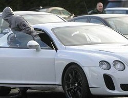 Mobil Balotelli Dilempari Telur oleh Pendukung Manchester United