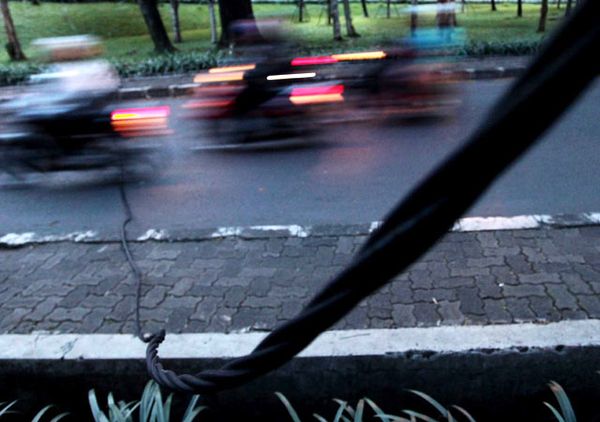 Awas, Kabel Listrik Menjuntai di Semanggi Awas, Kabel Listrik Menjuntai di Semanggi
