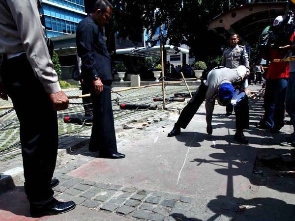 Polisi Olah TKP Kecelakaan Xenia Maut
