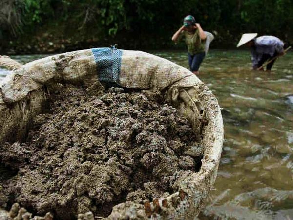 Wanita Tangguh si Penambang Pasir