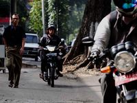 Ramai-ramai Rampok Hak Pejalan Kaki
