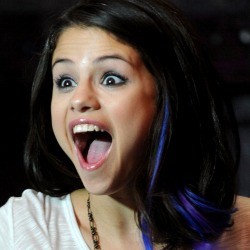 Selena Gomez Jadi Kutu Buku dan Produser Film Drama Remaja