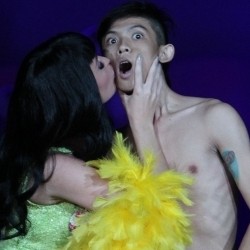 Katy Perry Jelaskan Soal Ciumannya ke Cowok Indonesia