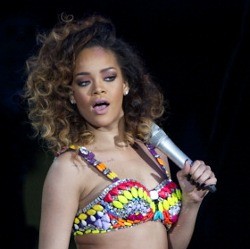 Patah Hati, Rihanna Terbangkan Junk Food ke Hawaii