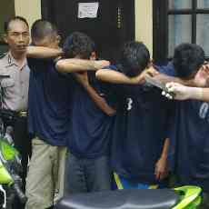 Empat Pelaku Pengeroyokan Hingga Tewas di Bundaran Waru Dibekuk