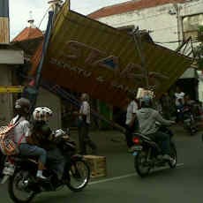 Papan Reklame di Tambakrejo Roboh Diterjang Angin Kencang