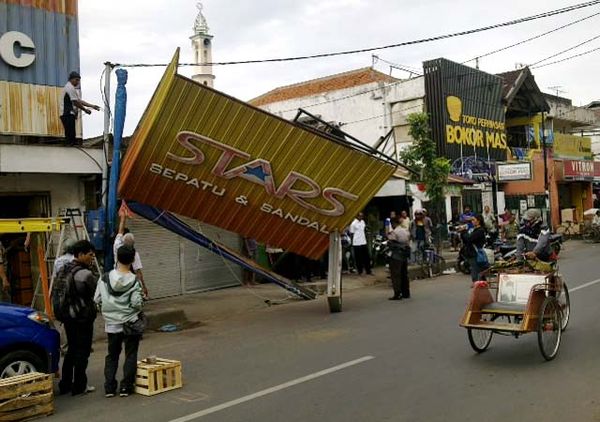 Papan Reklame Roboh Diterjang Angin Kencang