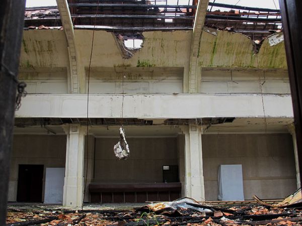 Mangkrak, Balai Pemuda Mulai Ditumbuhi Lumut