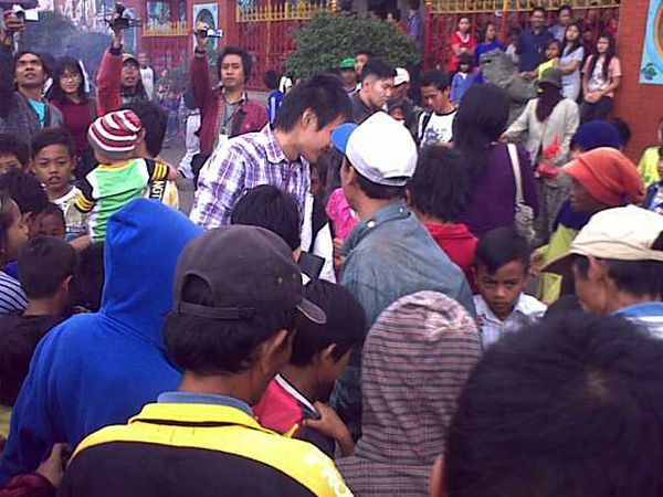 Berebut Receh di Vihara Satyabudhi