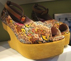 Balutan Kain Tradisional Lewat Sepatu Clogs Etnik