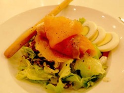 Toko Kue, Tetapi Juga Tempat Makan