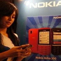 Nokia Asha 300, Isi Gap Smartphone & Feature Phone