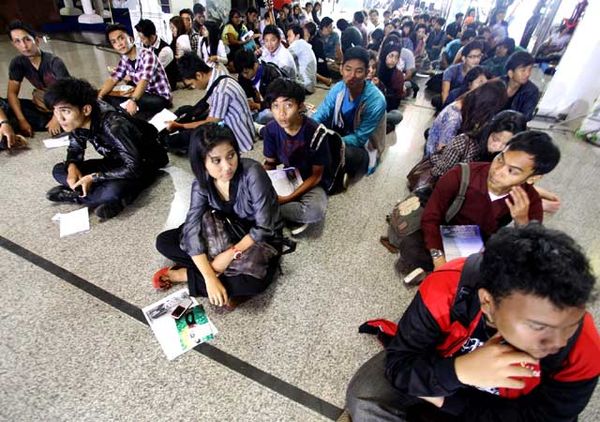 Ribuan Orang Rela Antre demi Indonesian Idol 