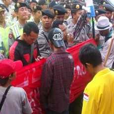 Mahasiswa Surabaya Tolak Kedatangan Boediono