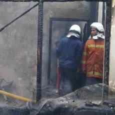 Sebuah Rumah di Rungkut Asri Ludes Terbakar