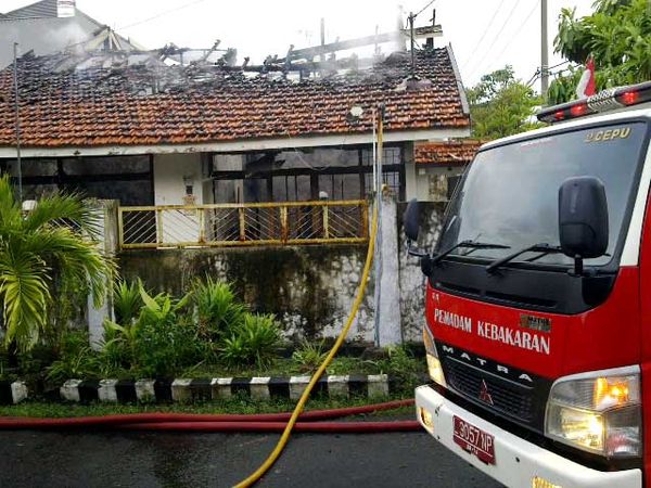 Sebuah Rumah di Rungkut Asri Terbakar