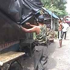 Puluhan Warung di Jember Terpaksa Tutup Saat Angin Kencang