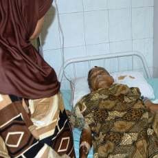 Rumah Hancur Tertimpa Pohon, Pasutri Tua Terjebak di Reruntuhan Bangunan