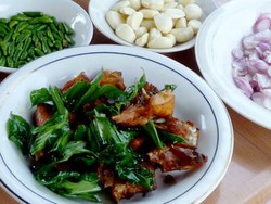 Menunggu Ayam Ditangkap, Bumbunya Disiapkan