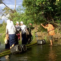 Jembatan Putus, Warga Seberangi Sungai Cisanggiri Dengan Rakit