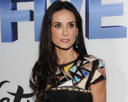 Stres, Demi Moore Nyandu Hirup Gas yang Bisa Bikin Fly