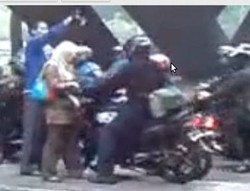 Perempuan Misterius Pengusir Motor dari Trotoar di Semanggi 