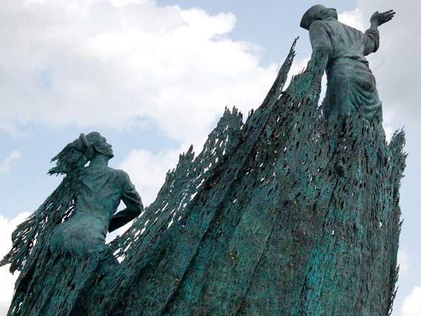 Patung Bahenol di Pekanbaru Jadi Polemik