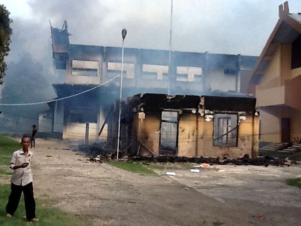 Kantor Bupati Bima Dibakar Massa